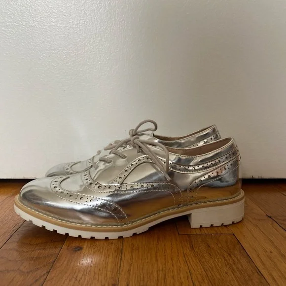 Silver JustFab Oxfords - Picture 1 of 4